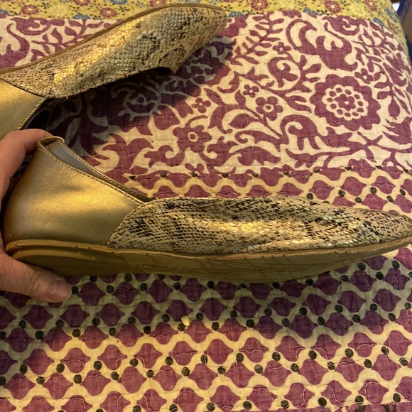 Kenneth Cole Reaction gold snakeskin flats size 8. - Picture 10 of 11